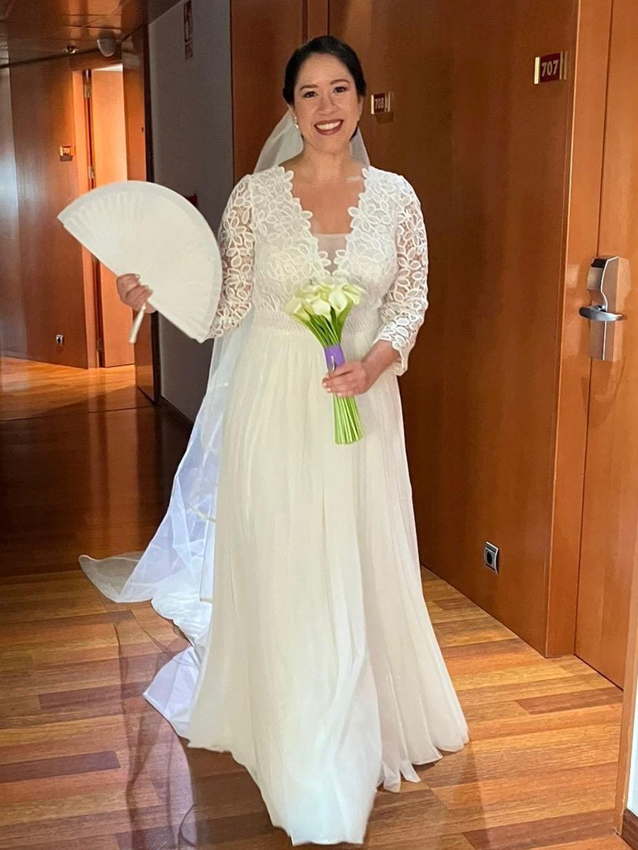 Novia real luciendo un vestido de novia elegante en Murcia