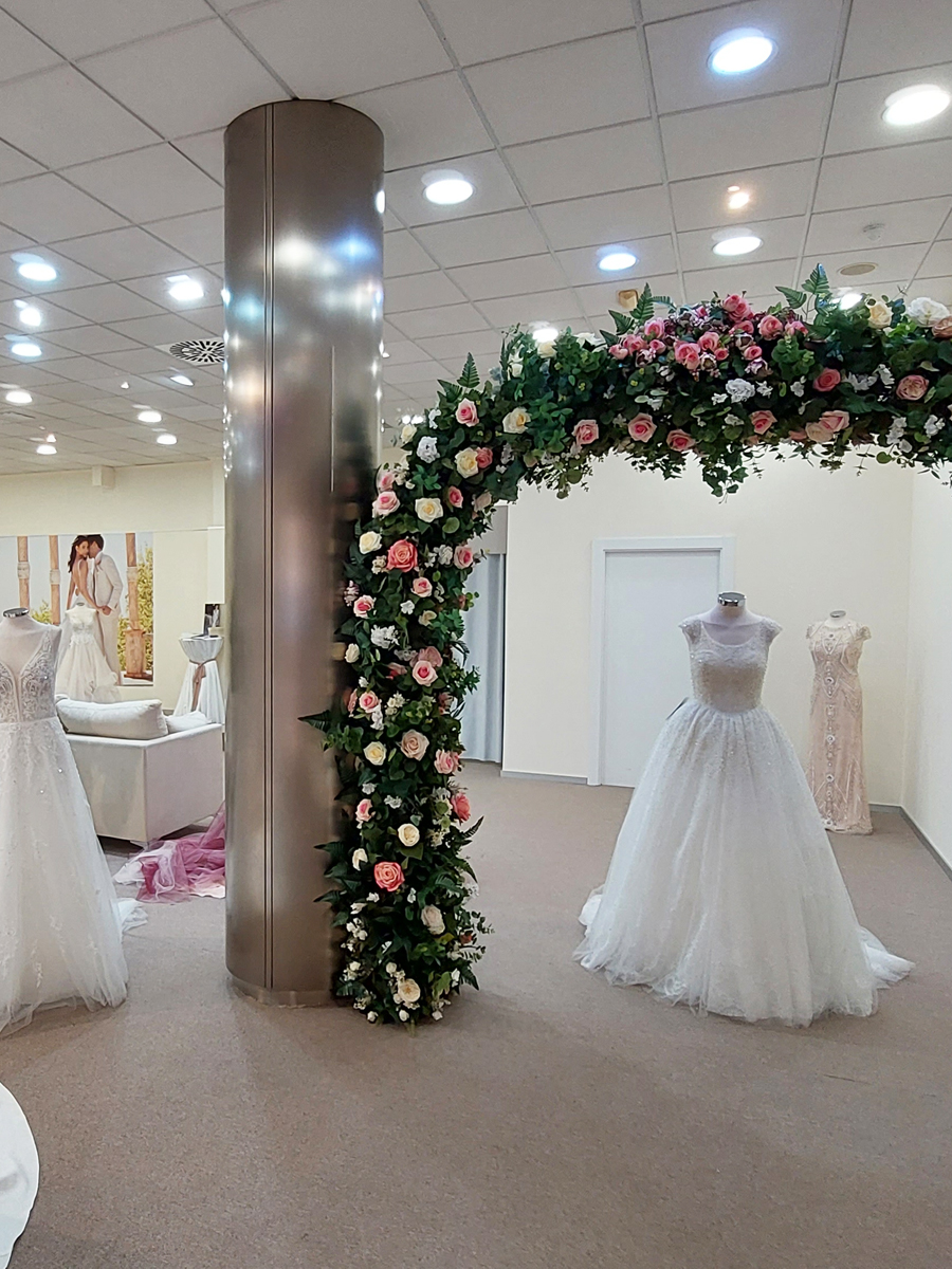 Interior de la tienda Cristyanth especializada en vestidos de novia en Murcia