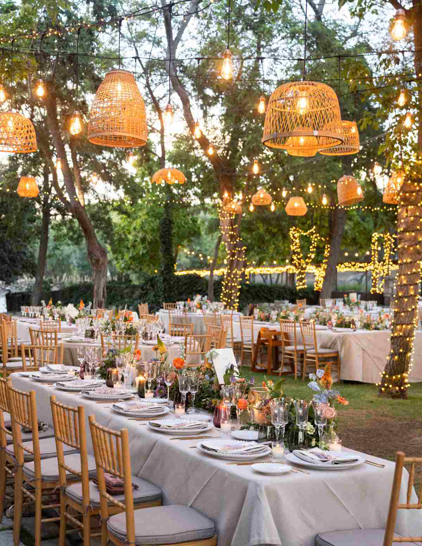 Ceremonia al aire libre decorada para boda 2027