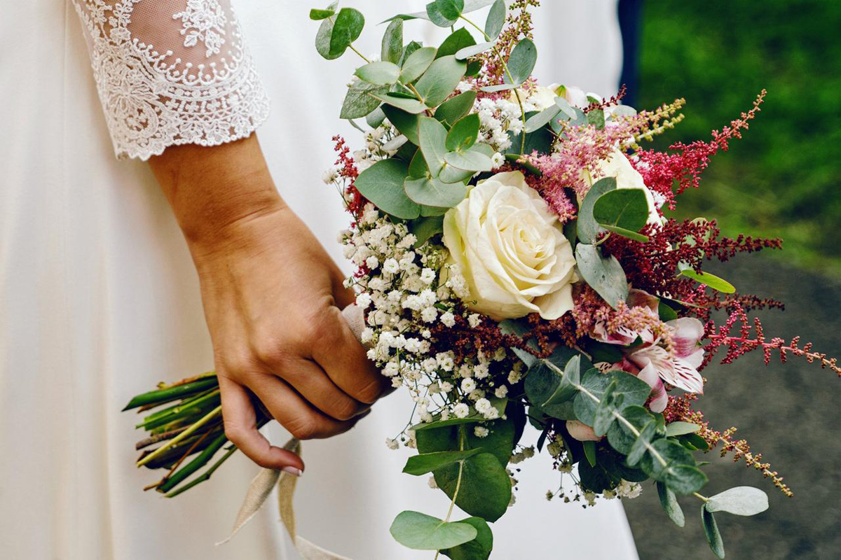 Ramo de novia elegante con flores naturales para boda en Murcia