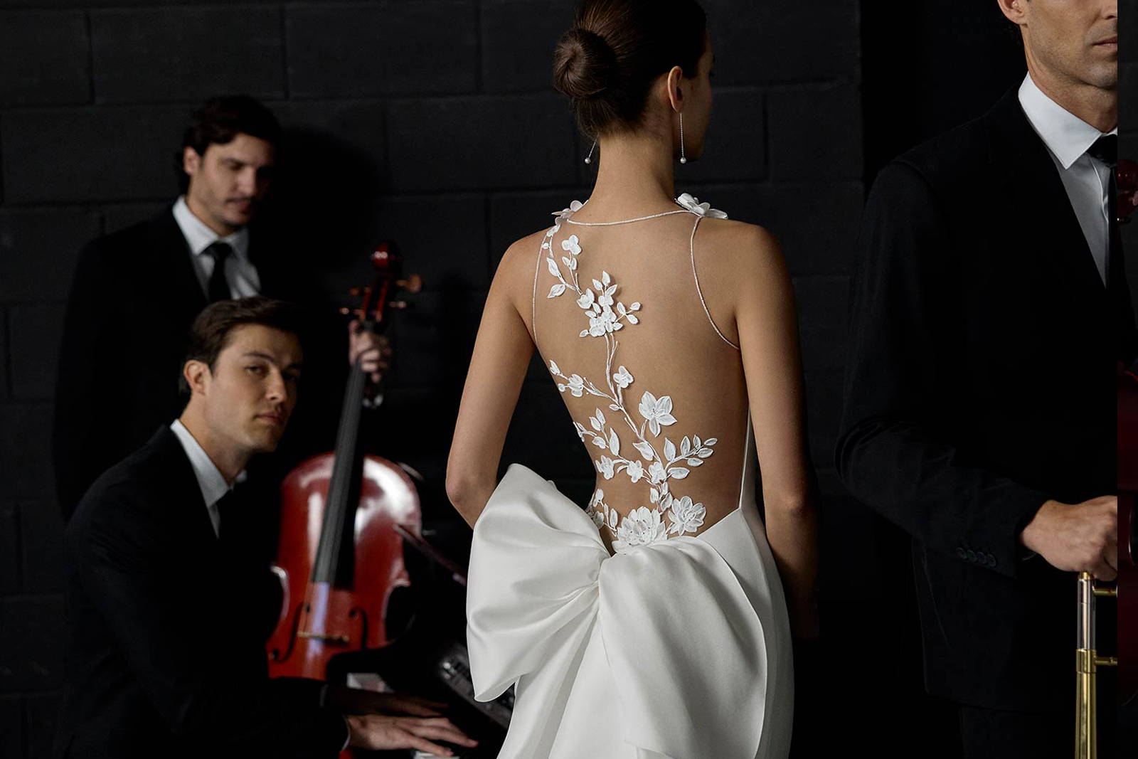 Detalle de tejido crepé en vestido de novia