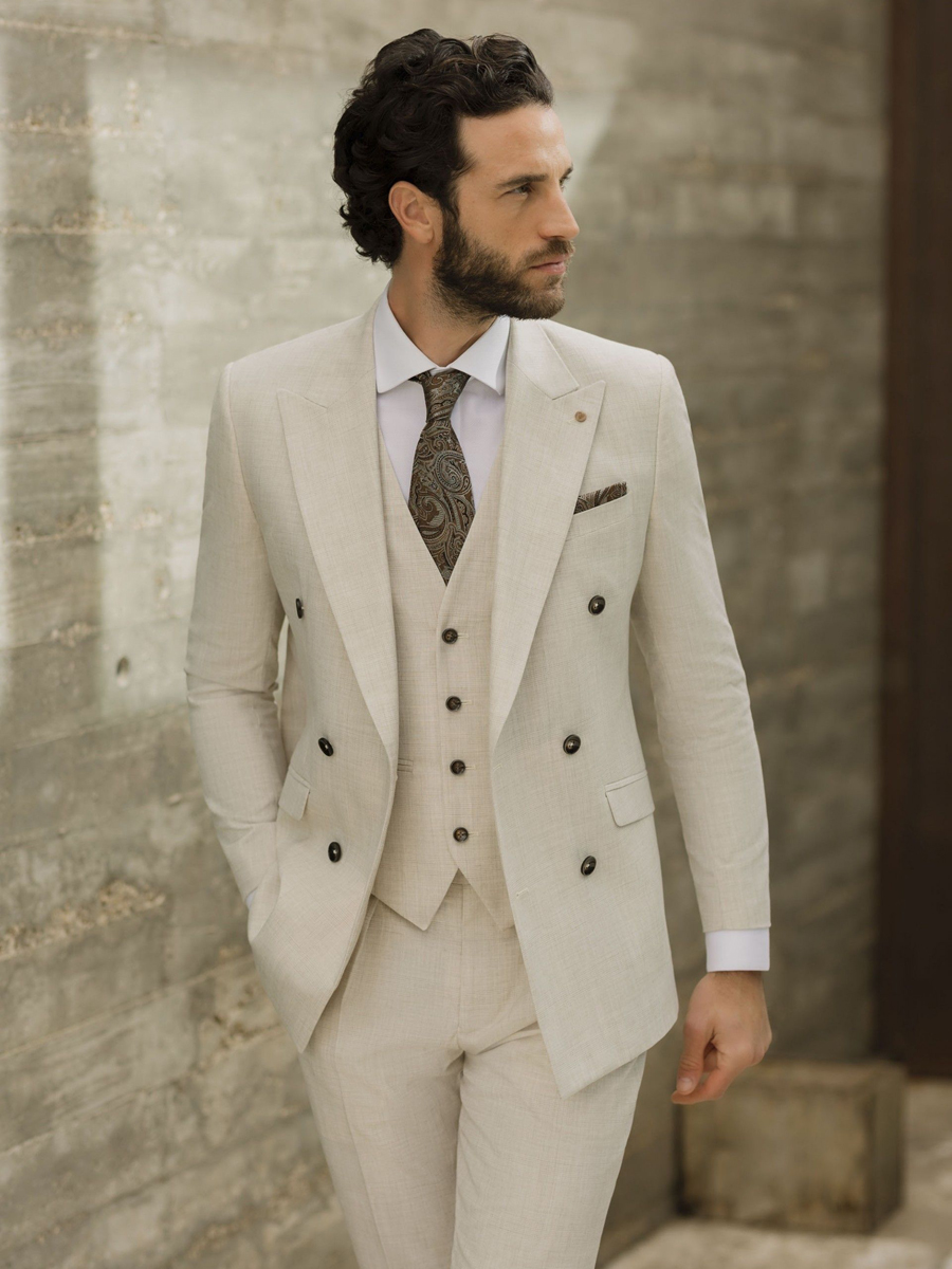 Traje de novio beige tendencia 2027