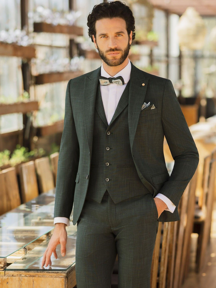 Traje de novio verde oliva elegante