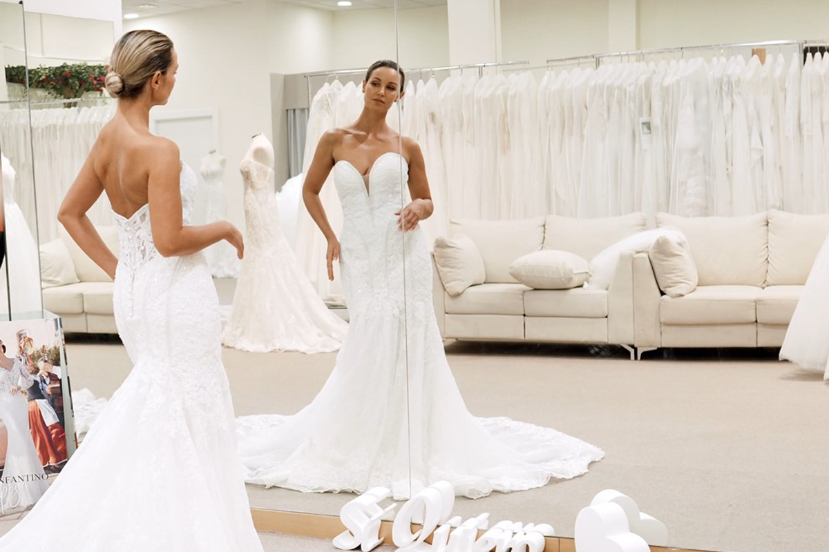 Prueba de vestido de novia en una tienda especializada de Murcia