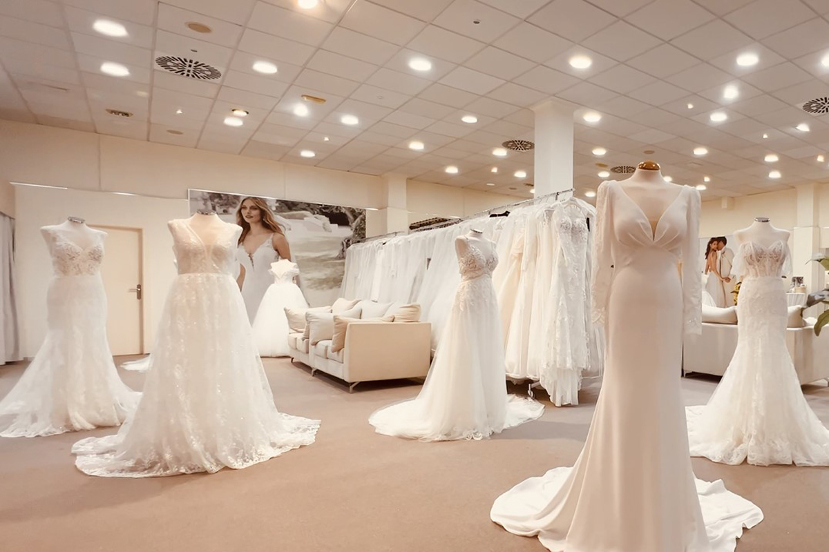 Interior de una tienda de vestidos de novia en Murcia