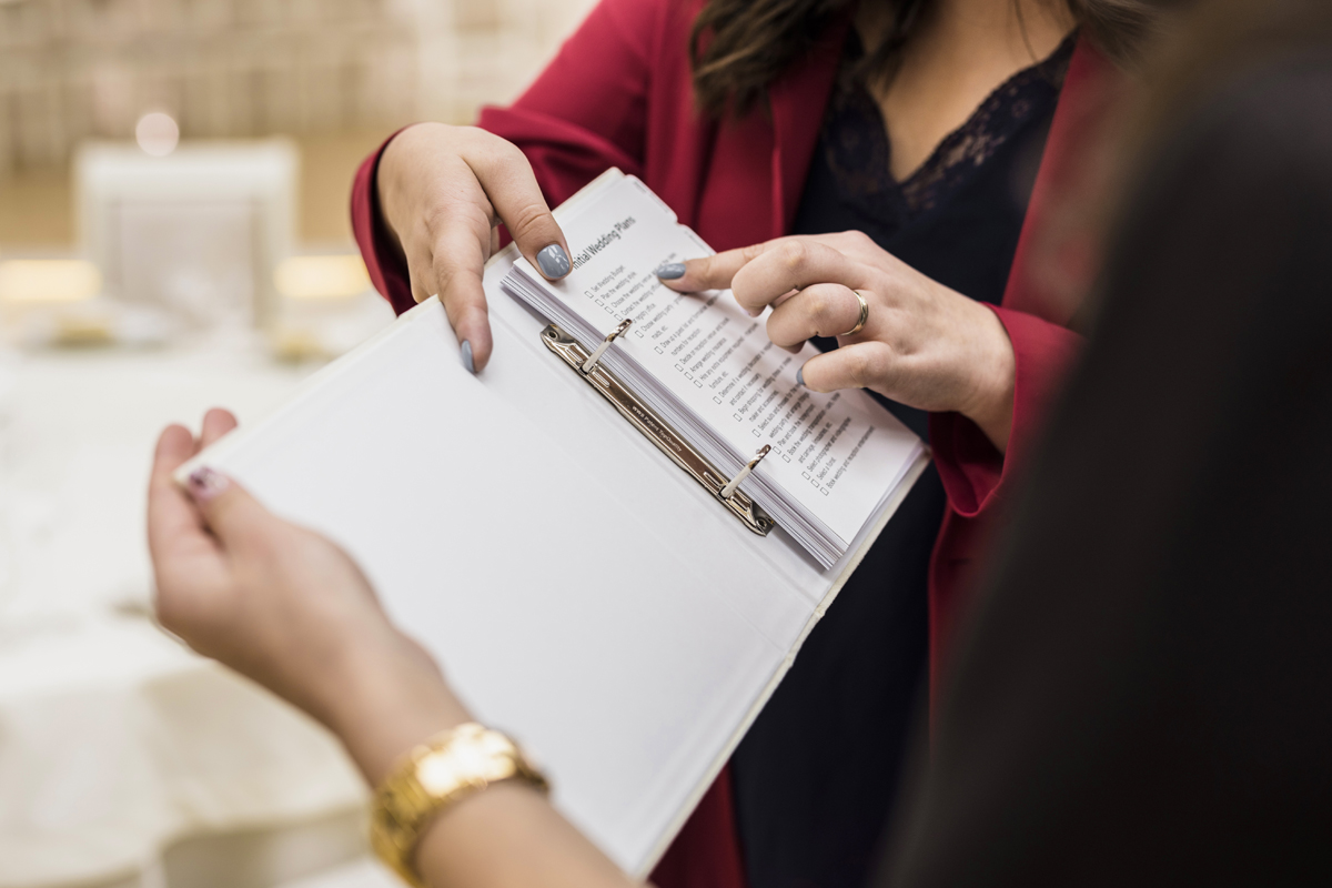 Novios planificando su boda con una wedding planner